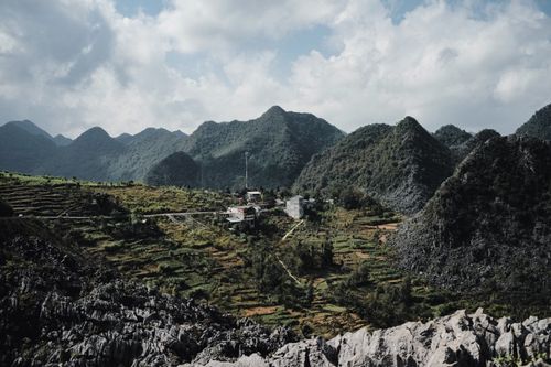 Free Panoramic view of mountains and valleys under a cloudy sky, showcasing lush greenery. Stock Photo