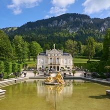 Baroque palace and formal gardens — photo by Lukas Seitz on Pexels