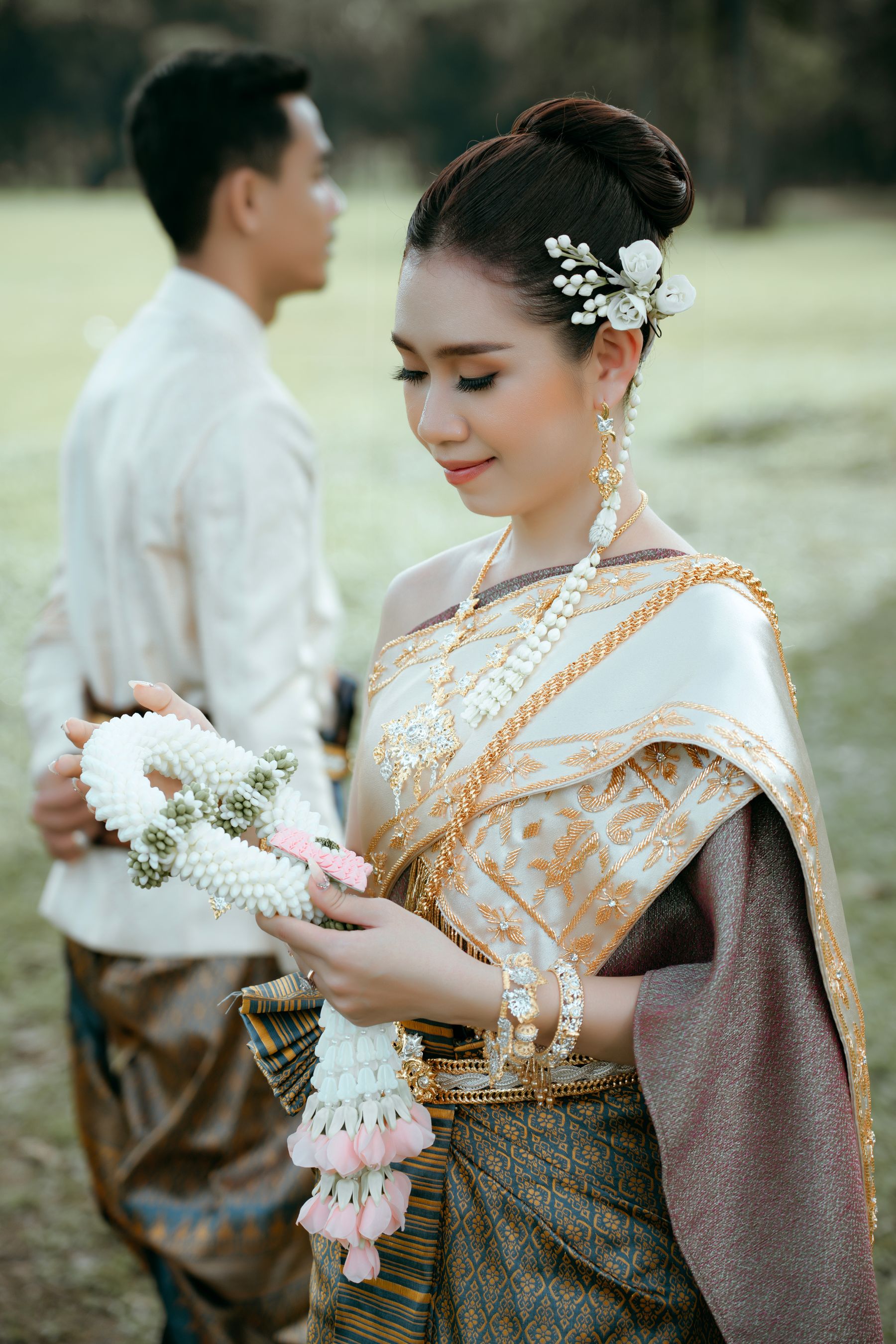 คู่บ่าวสาวในชุดไทย แต่งงานกับชาวต่างชาติ