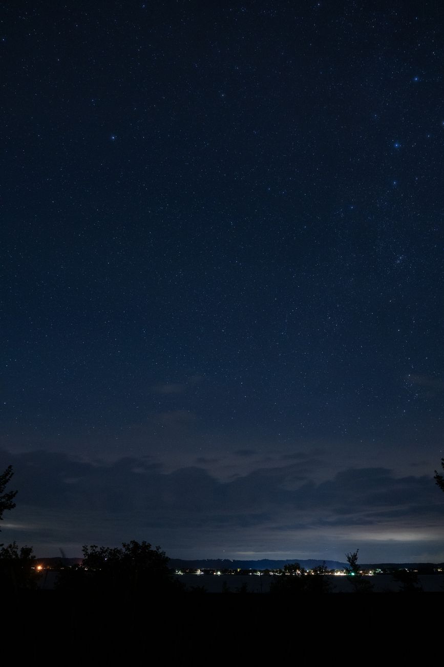 Himmel & Nacht im Anime-Look – Digitales Kunstwerk (von Tom Fisk, 5760×8640, #19127742)