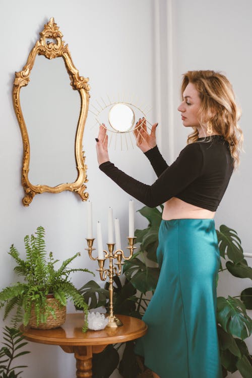 거실, 거울, 금발의 무료 스톡 사진