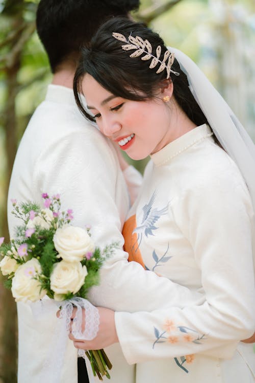 Gratis lagerfoto af asiatisk kvinde, blomster, brudekjole