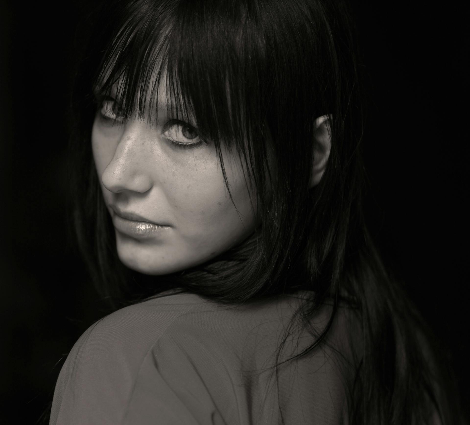 Une femme aux cheveux longs et une photo en noir et blanc