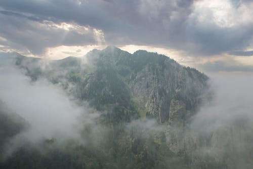 Immagine gratuita di catena montuosa, montagne, nebbia