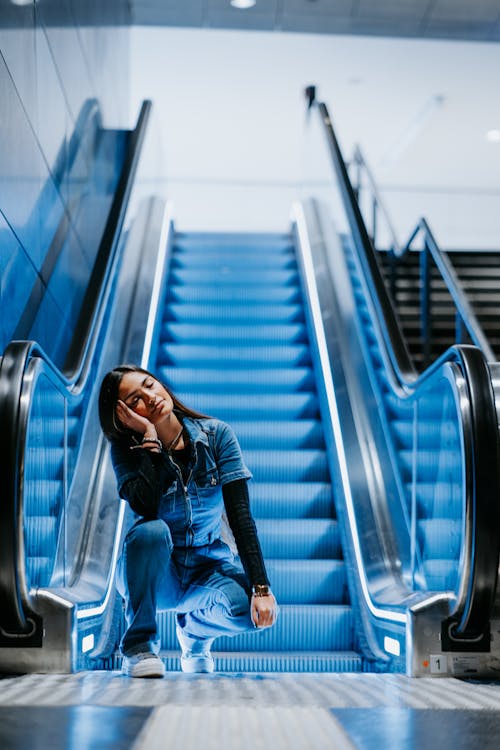 Photos gratuites de escalator, femme