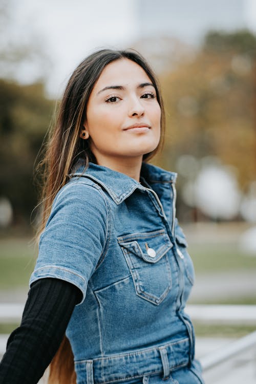 Gratis lagerfoto af ansigt, brunette, denim