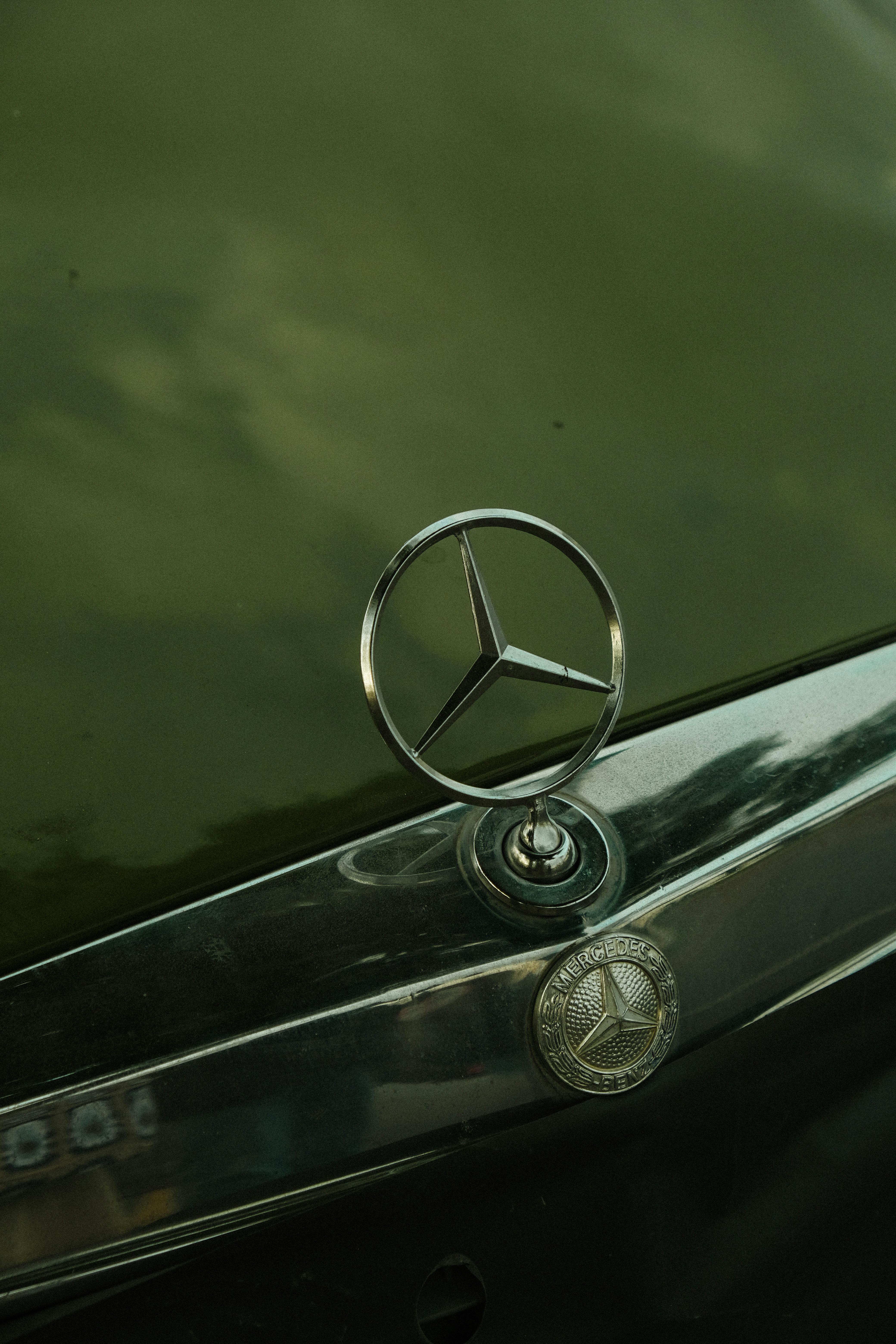 logo symbol of a vintage mercedes car
