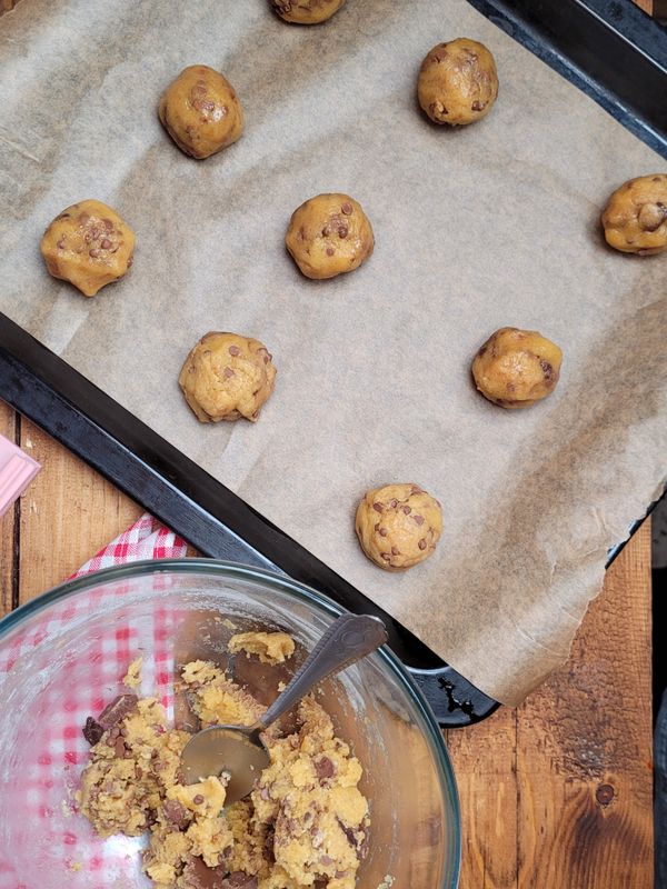 Rolled cookie dough balls on parchment — photo by Laurin Diaz on Pexels