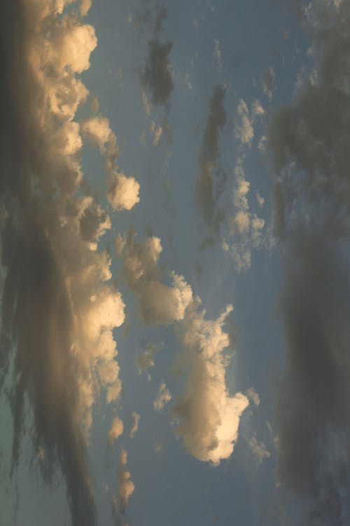 Бесплатное стоковое фото с вертикальный выстрел, живописное небо, небо