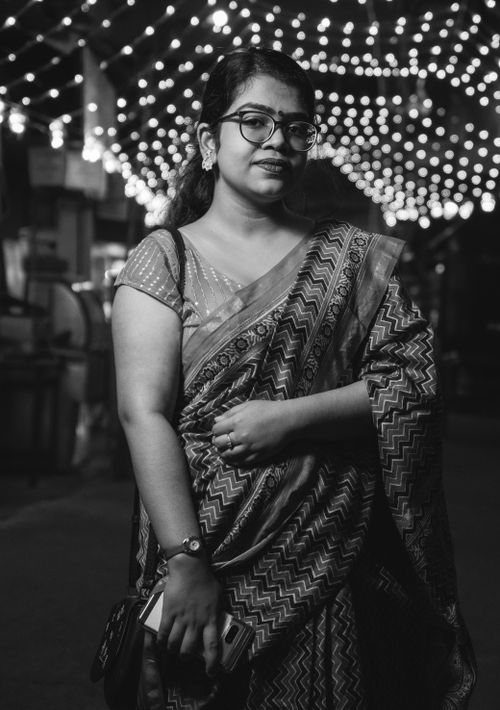 Free Portrait of a woman in traditional attire at a festive night market in Kolkata. Stock Photo