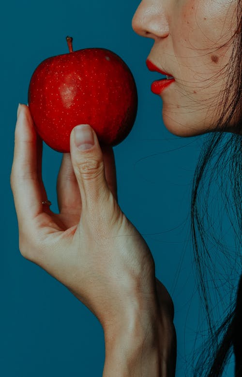 Foto d'estoc gratuïta de Apple, dona, fons blau