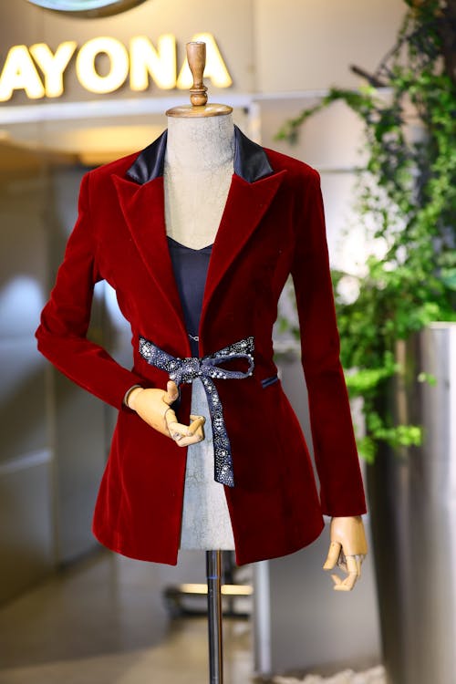 Elegant Dark Red Blazer Jacket on a Mannequin 