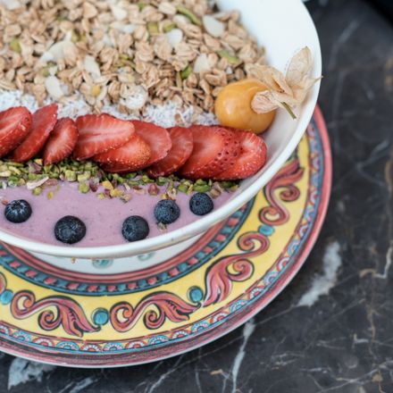 Berry granola bowl topped with strawberries and blueberries — Zeynep Hız on Pexels