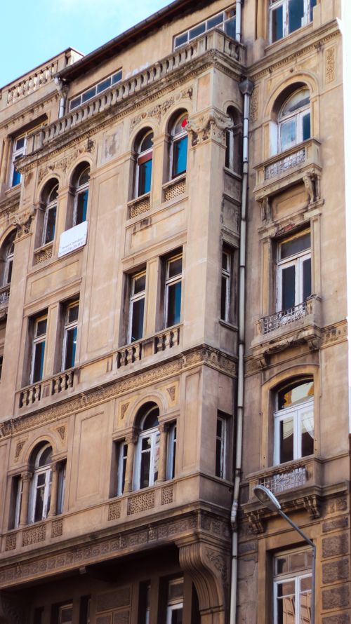 Free Low angle shot of a historic building facade in the city with intricate architectural details. Stock Photo
