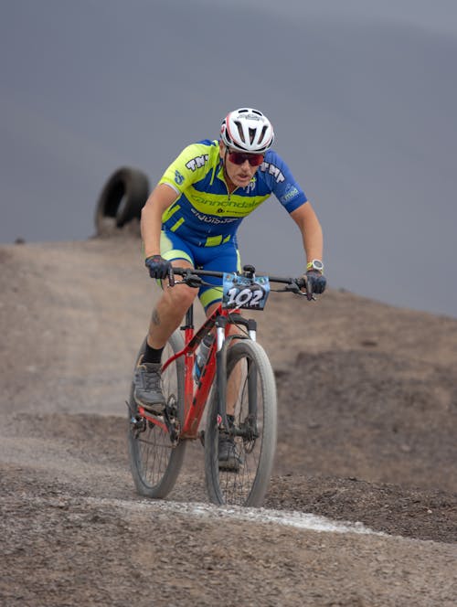 Základová fotografie zdarma na téma akce, cyklista, helma