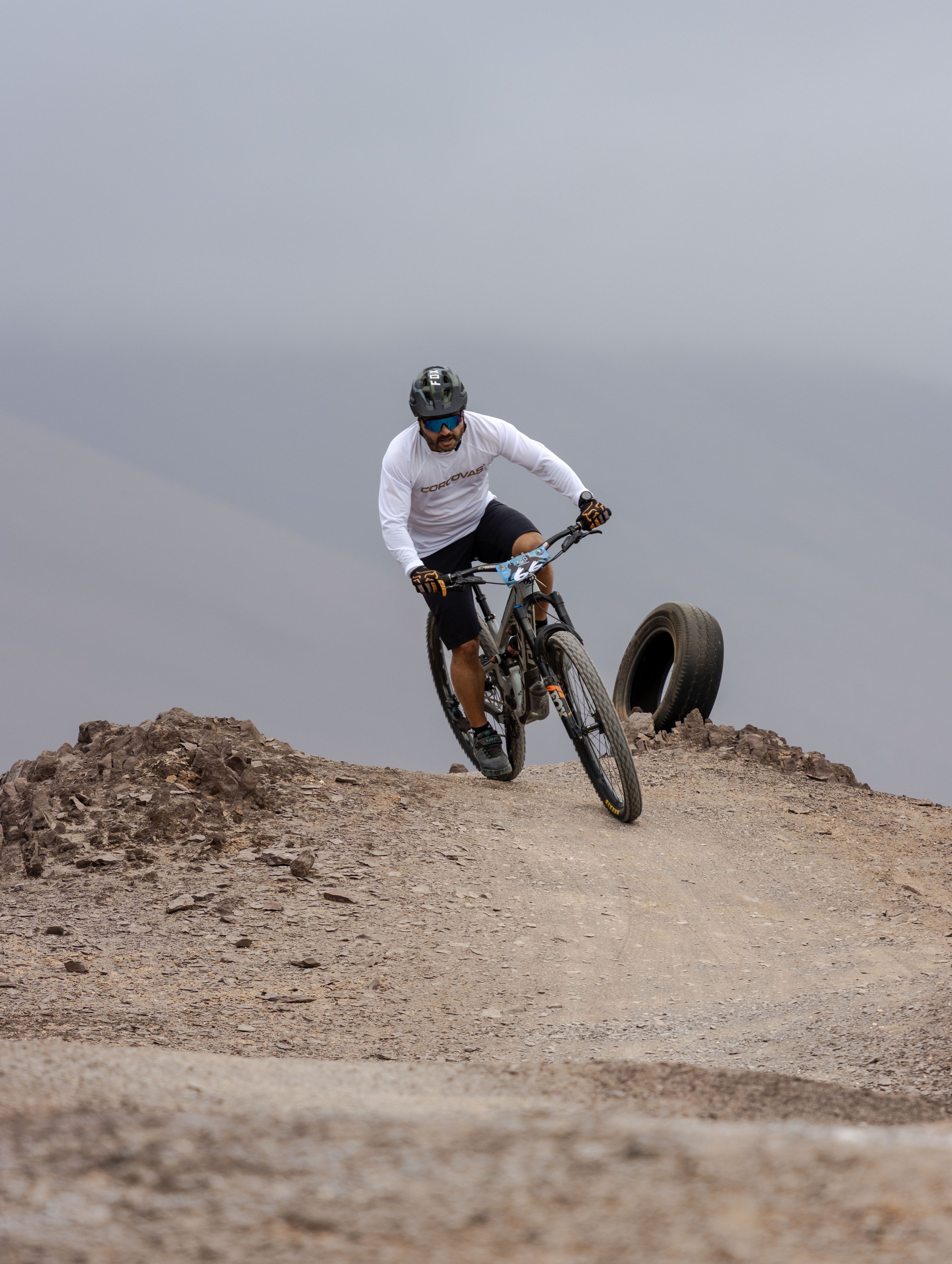 Mountain biker con MTB Front Suspended