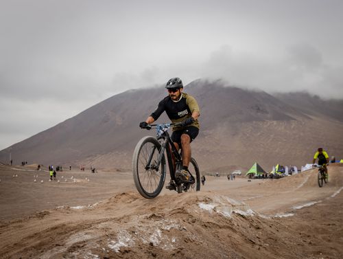 Free Cyclist navigating desert trails on a mountain bike, showcasing thrilling outdoor adventure. Stock Photo