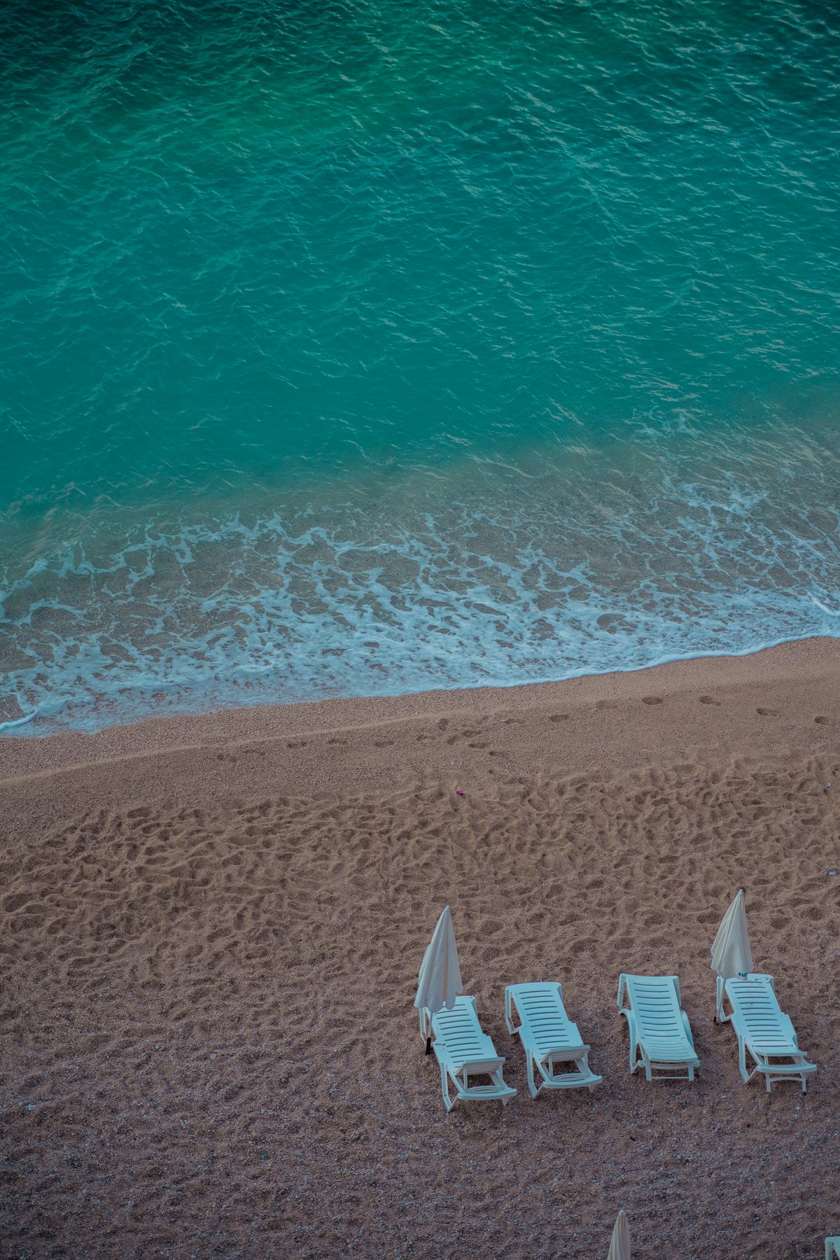Sunbeds and beach umbrellas lined up on Chaweng Beach, Koh Samui