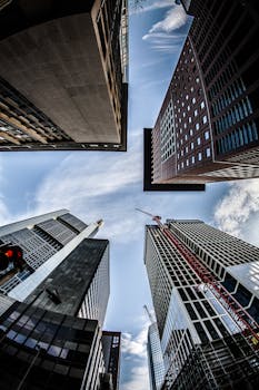 从低角度仰望繁华城市中高耸入云的摩天大楼