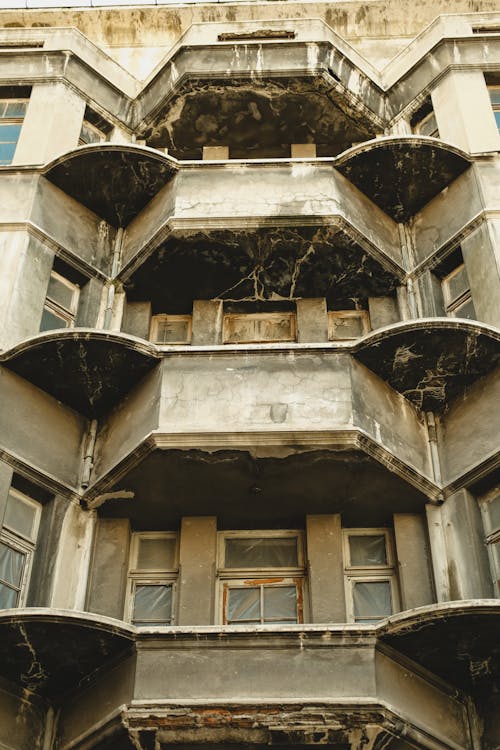 Kostenloses Stock Foto zu balkone, beschädigt, gebäude