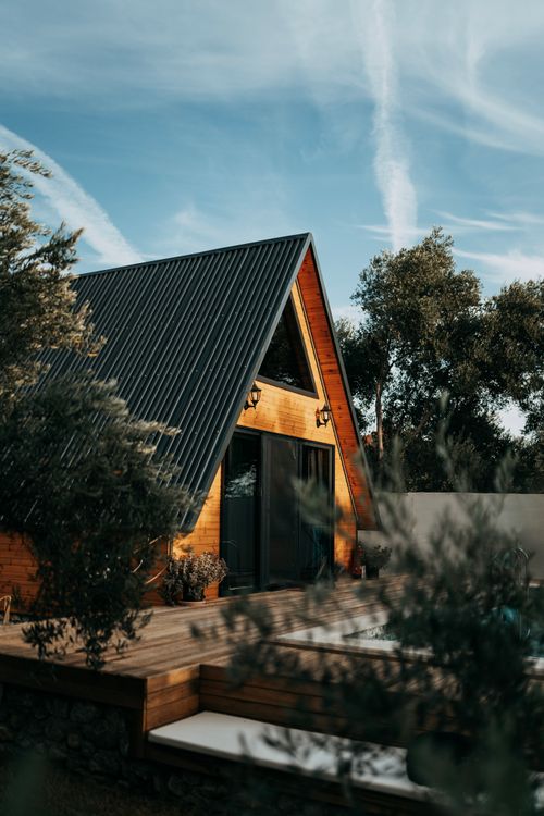 Free Modern A-frame cabin with pool and trees in Ortaca, Türkiye. Ideal summer getaway. Stock Photo