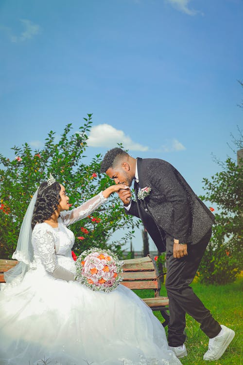 ฟรี คลังภาพถ่ายฟรี ของ การจูบ, ช่อดอกไม้, ชุดแต่งงาน คลังภาพถ่าย