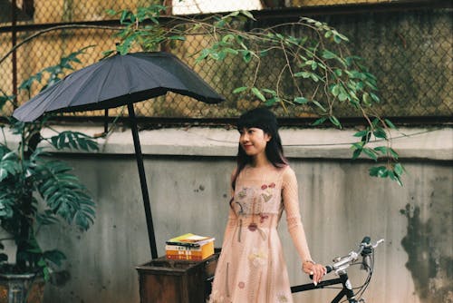 Fotobanka s bezplatnými fotkami na tému bicykel, broskyňové šaty, dáždnik