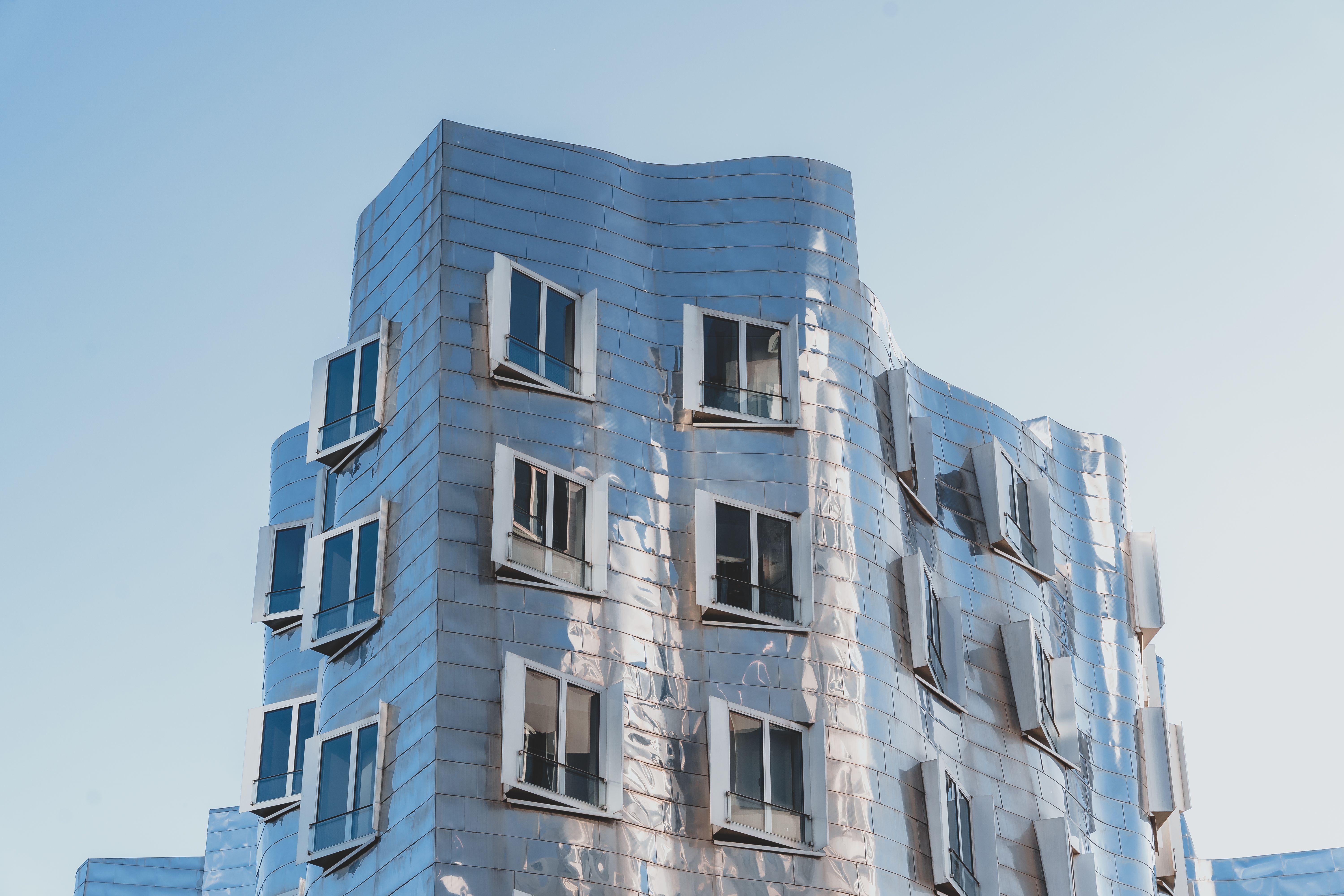 Striking modern building facade reflecting sunlight in Düsseldorf, Germany.