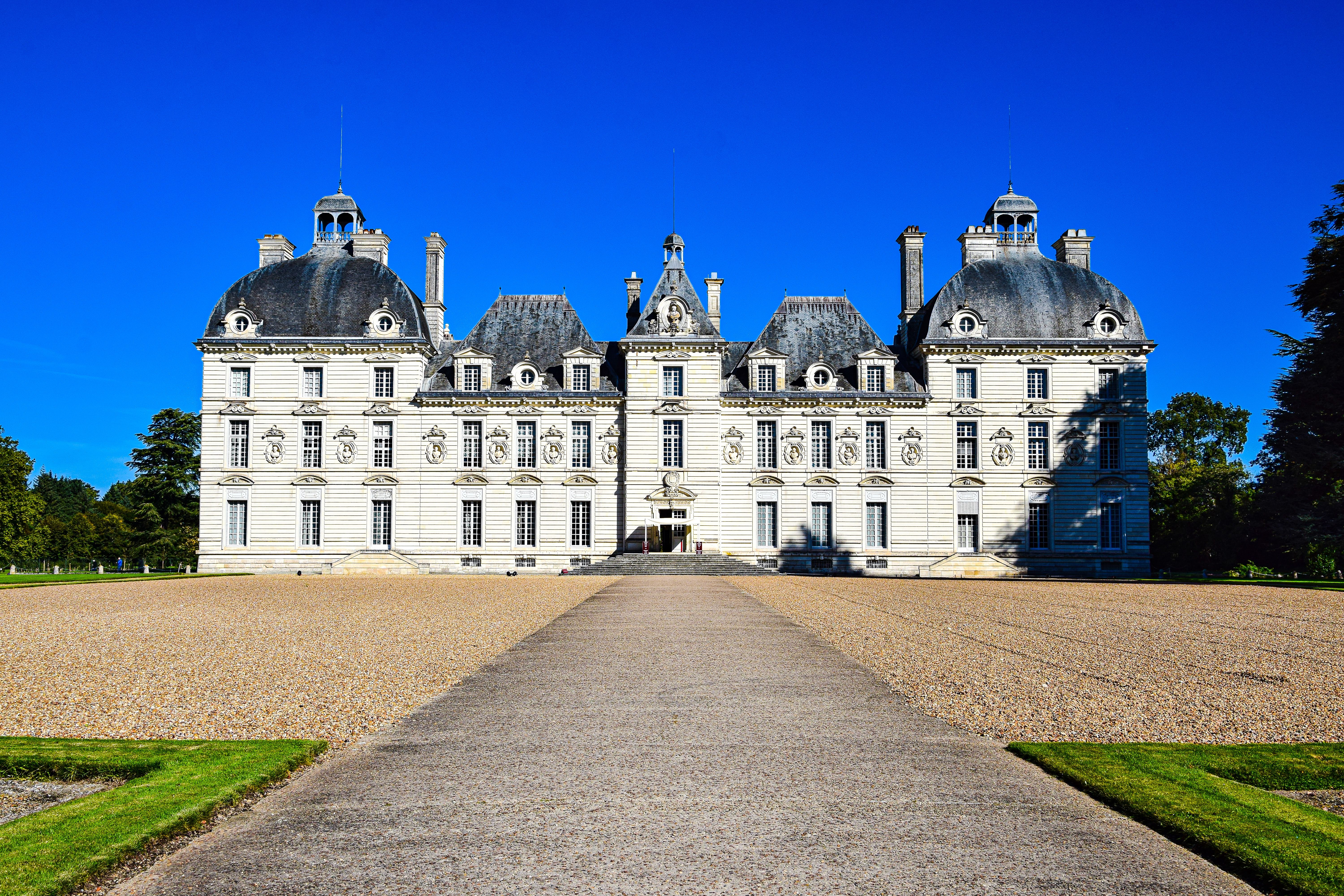 Façade du Château de Cheverny et jardins sous ciel bleu