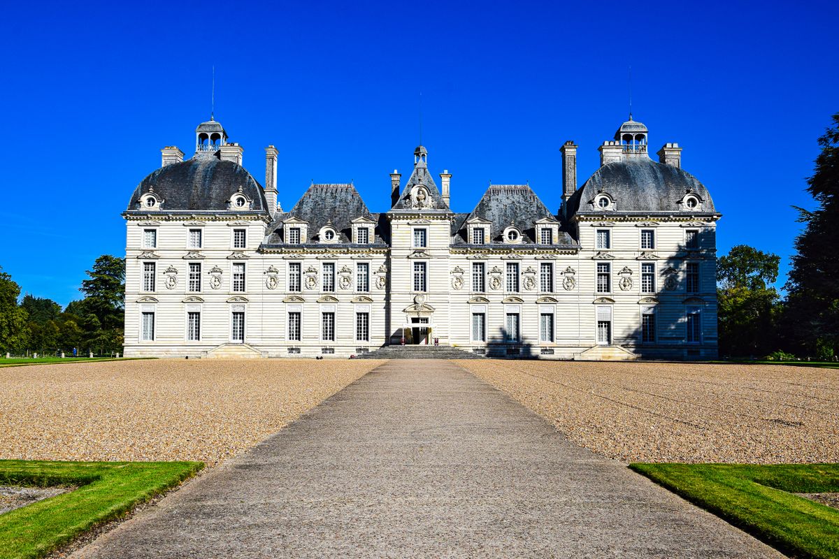 Façade du Château de Cheverny et jardins sous ciel bleu