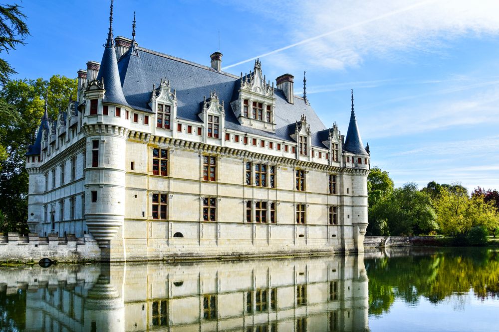 Castelul Azay-le-Rideau oglindit în apa liniștită, sub cerul senin