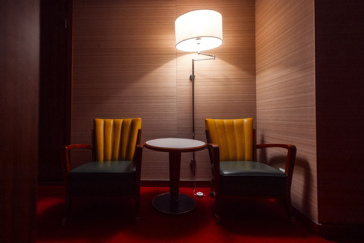 Sessel, Couchtisch und Lampe in Hotel-Lounge