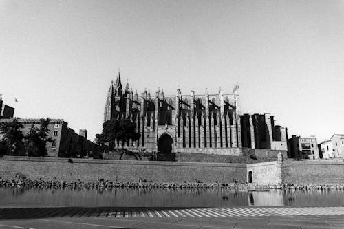 Fotobanka s bezplatnými fotkami na tému cestovať, čierny a biely, gotická architektúra