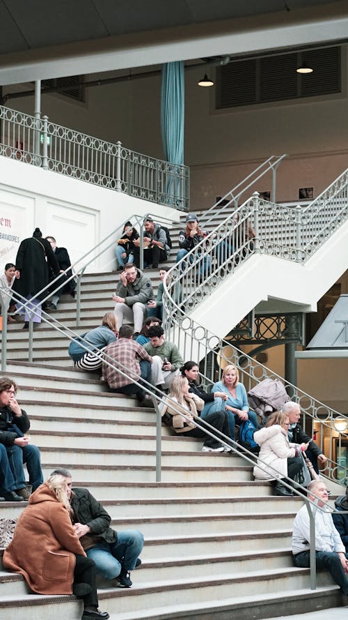 Foto stok gratis duduk, grup, handrail