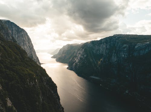 Kostenloses Stock Foto zu bewölkt, felsig, fjord