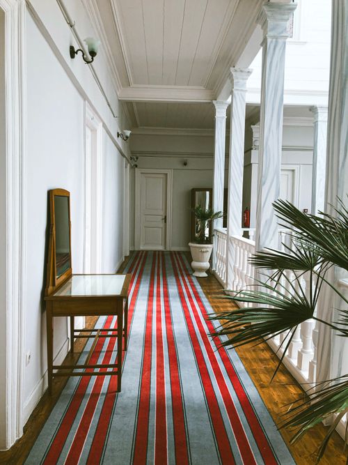 Free Stylish indoor corridor with columns and vibrant carpet in Büyükada, İstanbul. Stock Photo