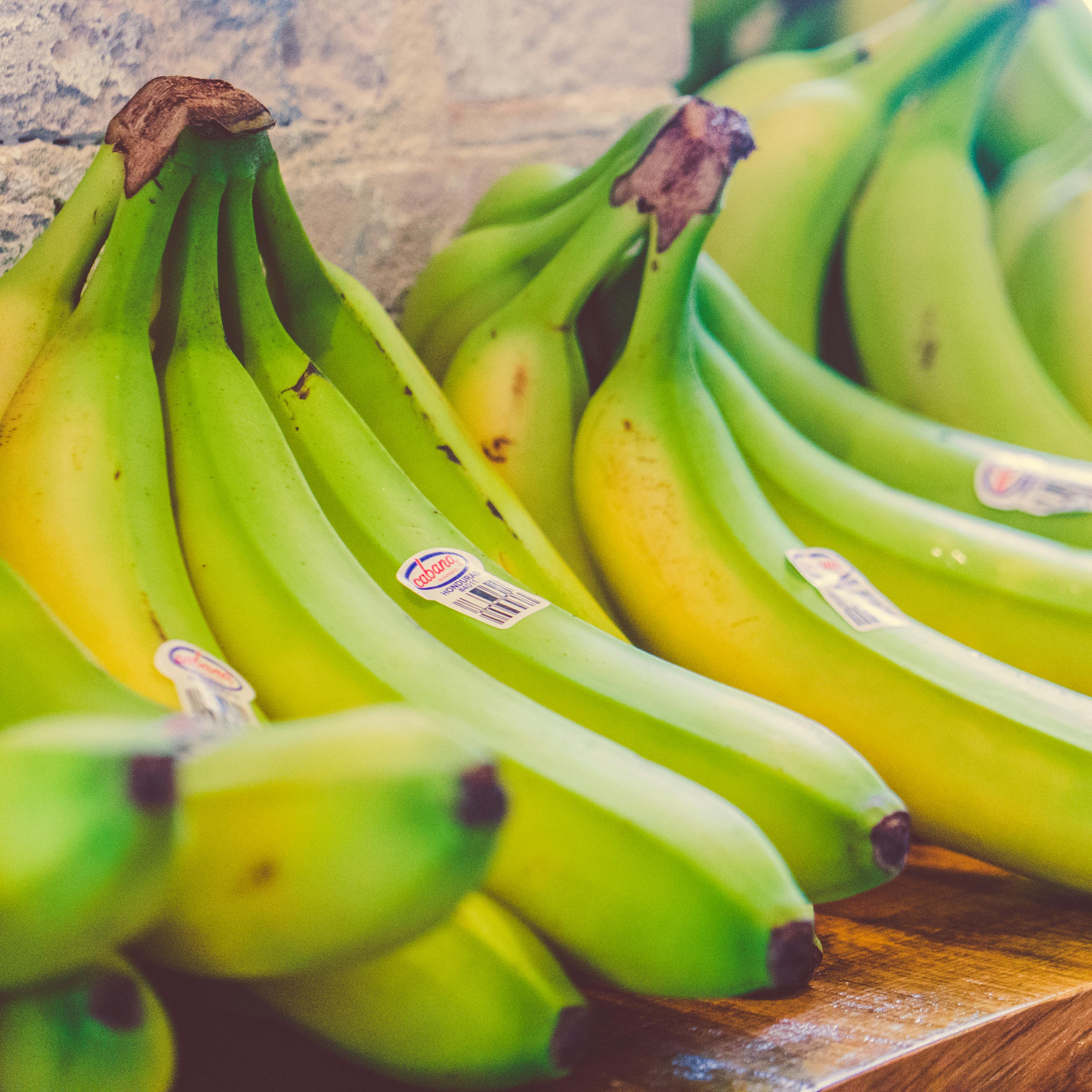 Kostenloses Foto zum Thema: bananen, bündel, farben