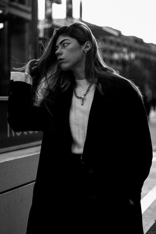 Free Striking black and white portrait of a woman in an urban setting, capturing the essence of city life. Stock Photo