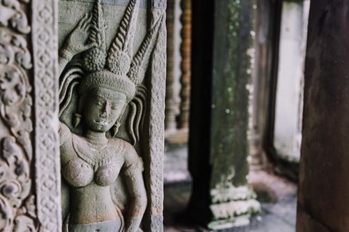 Free Detailed stone carving of an Apsara in Angkor Wat, showcasing ancient Khmer architecture and Hindu art. Stock Photo