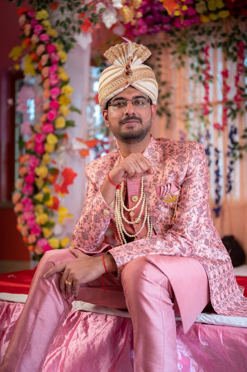 Free Portrait of an Indian groom in pink traditional attire, celebrating a wedding in Konnagar. Stock Photo