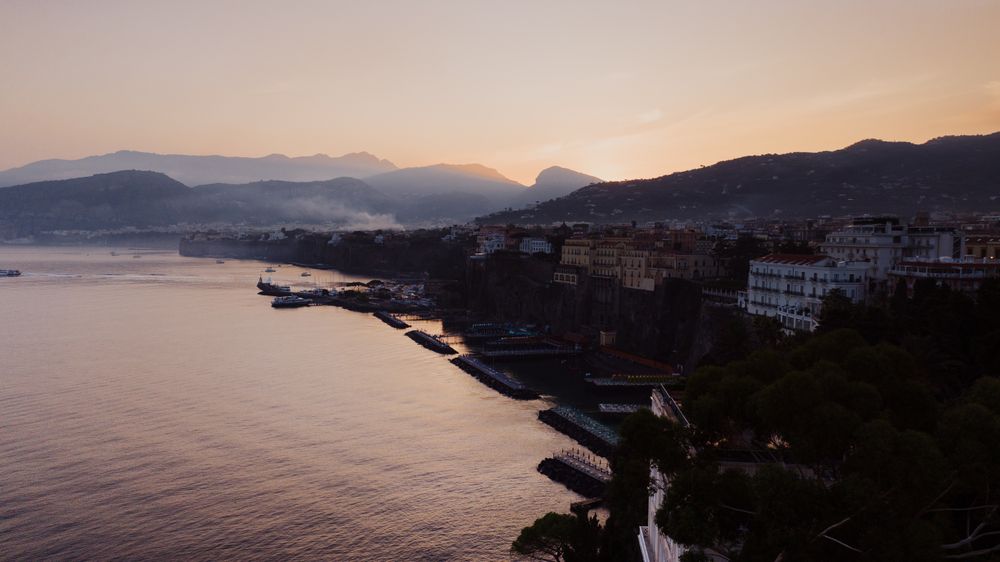 Apus peste coasta și dealurile din zona Sorrento, Italia