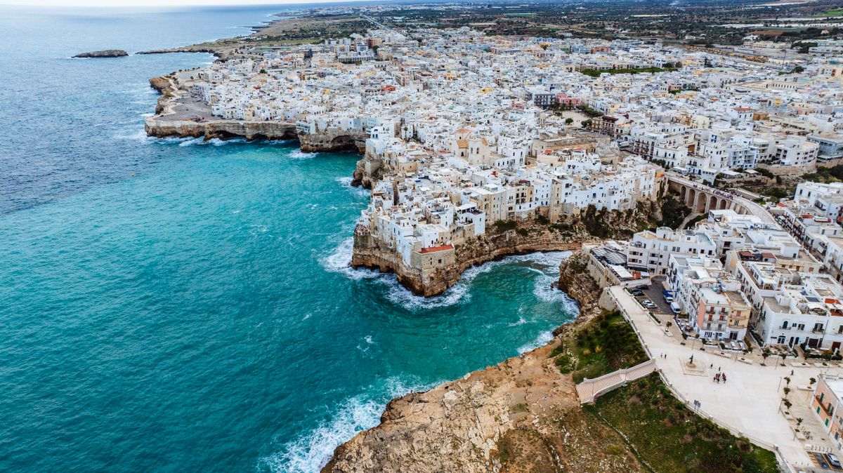Puglia witte trulli en zomerzon
