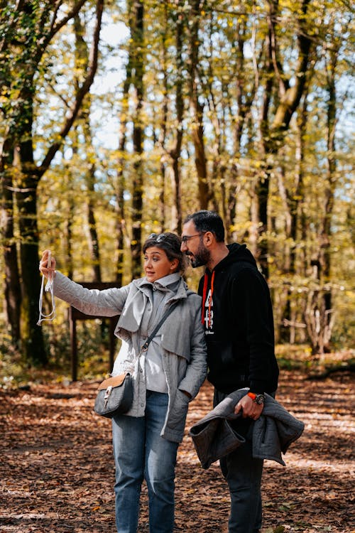 Fotobanka s bezplatnými fotkami na tému držanie, dvojica, jeseň