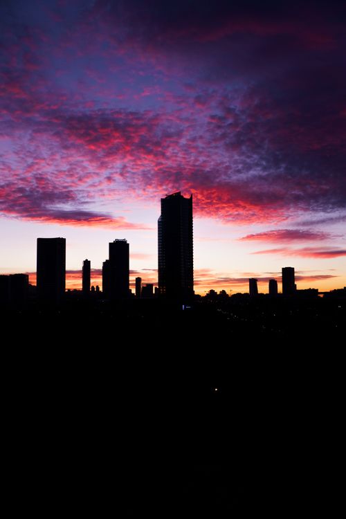 Free Silhouette of İstanbul skyscrapers against a dramatic sunset sky, capturing urban beauty. Stock Photo