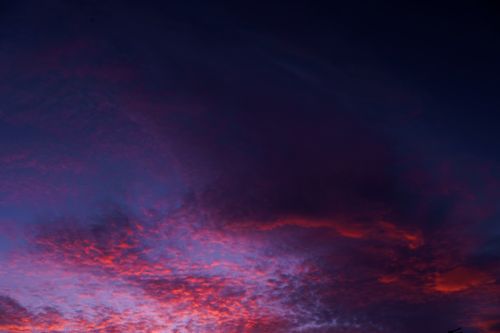 Free A vivid sunset sky with dramatic clouds captured in İstanbul, Türkiye. Stock Photo