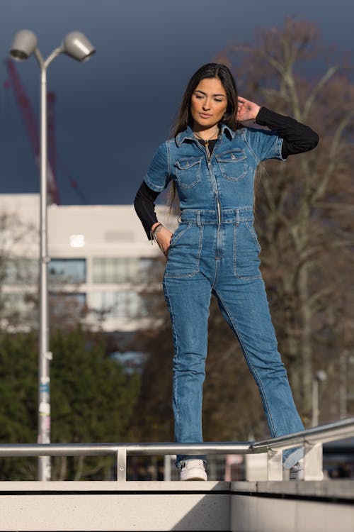 Gratis lagerfoto af brunette, cowboybukser, gelænder