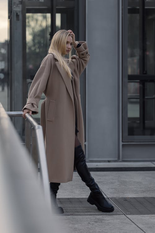 Kostenloses Stock Foto zu blond, bürgersteig, eleganz