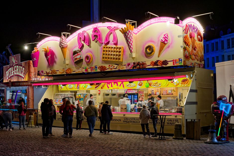 Belga liège-i gofri – karamellizált gyöngycukros utcai finomság – Liege Belgium city waffle stand market
