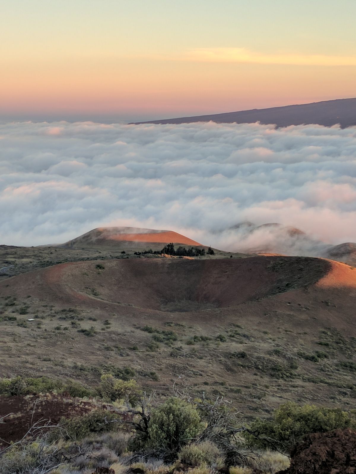 Vulkanische Kraterlandschaft im Abendlicht – typisch für die Vulkaninsel La Palma