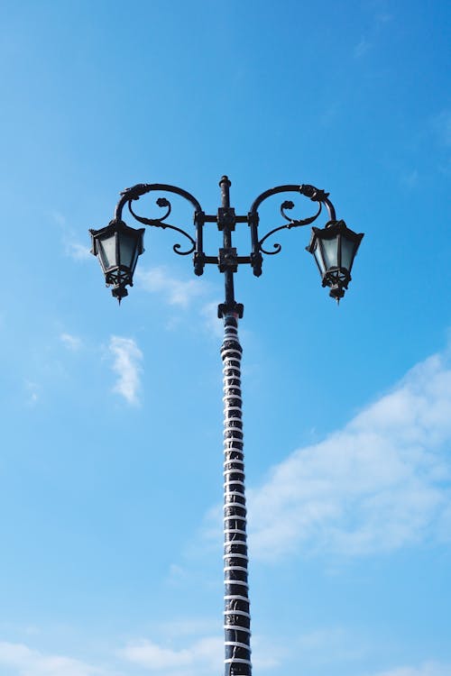 Fotobanka s bezplatnými fotkami na tému mestský, modrá obloha, pouličná lampa